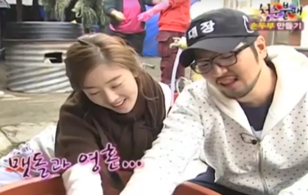 A picture of Seonhwa and Taewoo working together as though they're a couple.