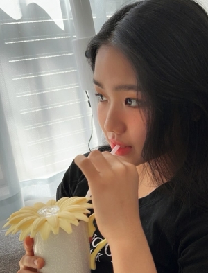 A close-up of Kokomi drinking from a straw